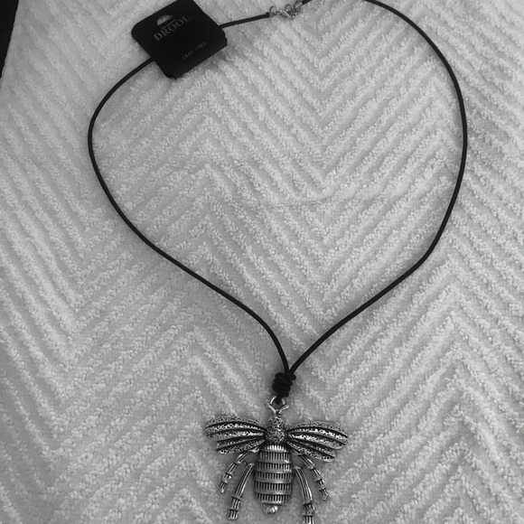 BEE Medallion DROOL Dress Necklace New with Tag - Picture 2 of 6